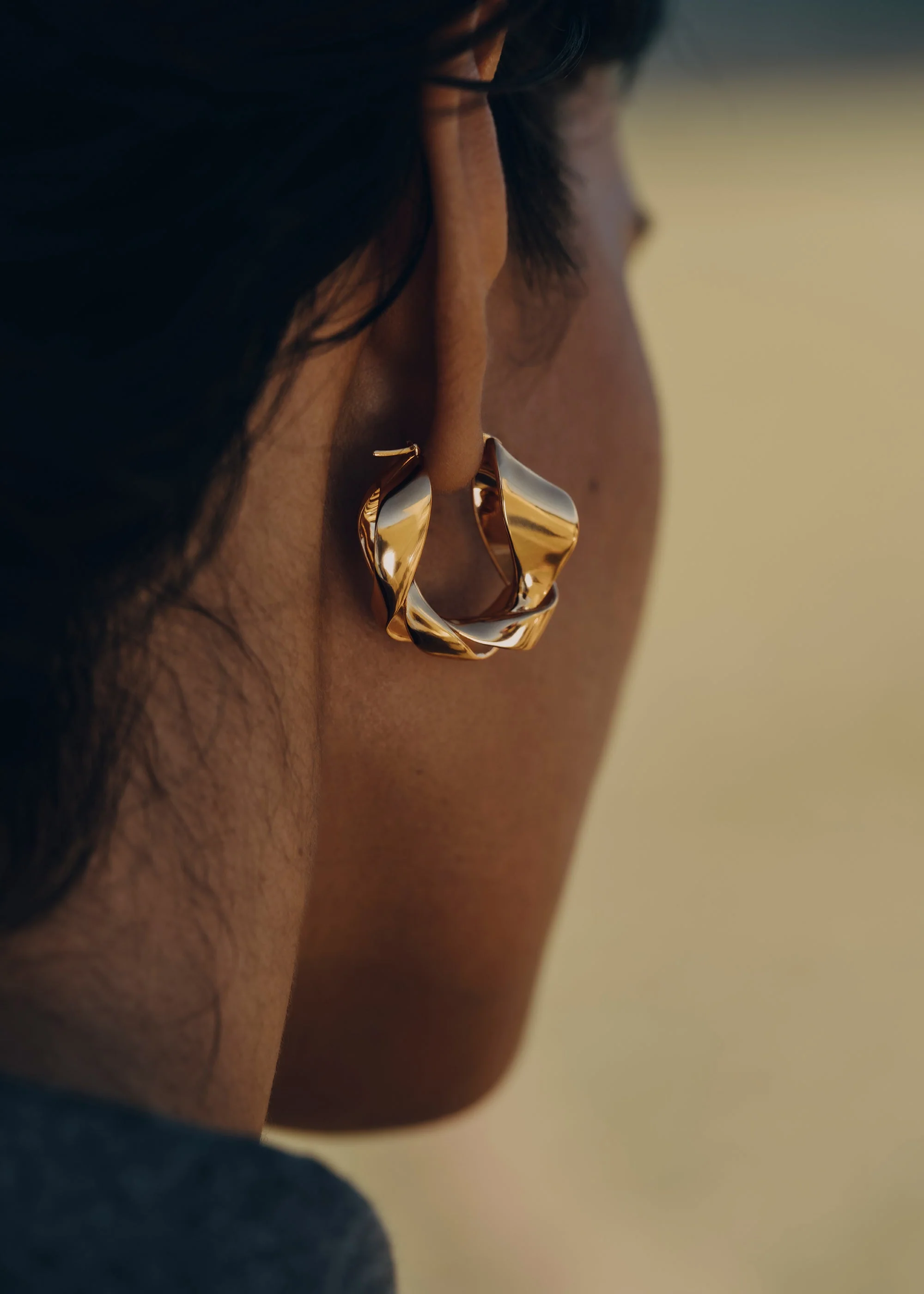 Éole Wavy Hoop Earrings - 24 carat gold gilded - Image 3