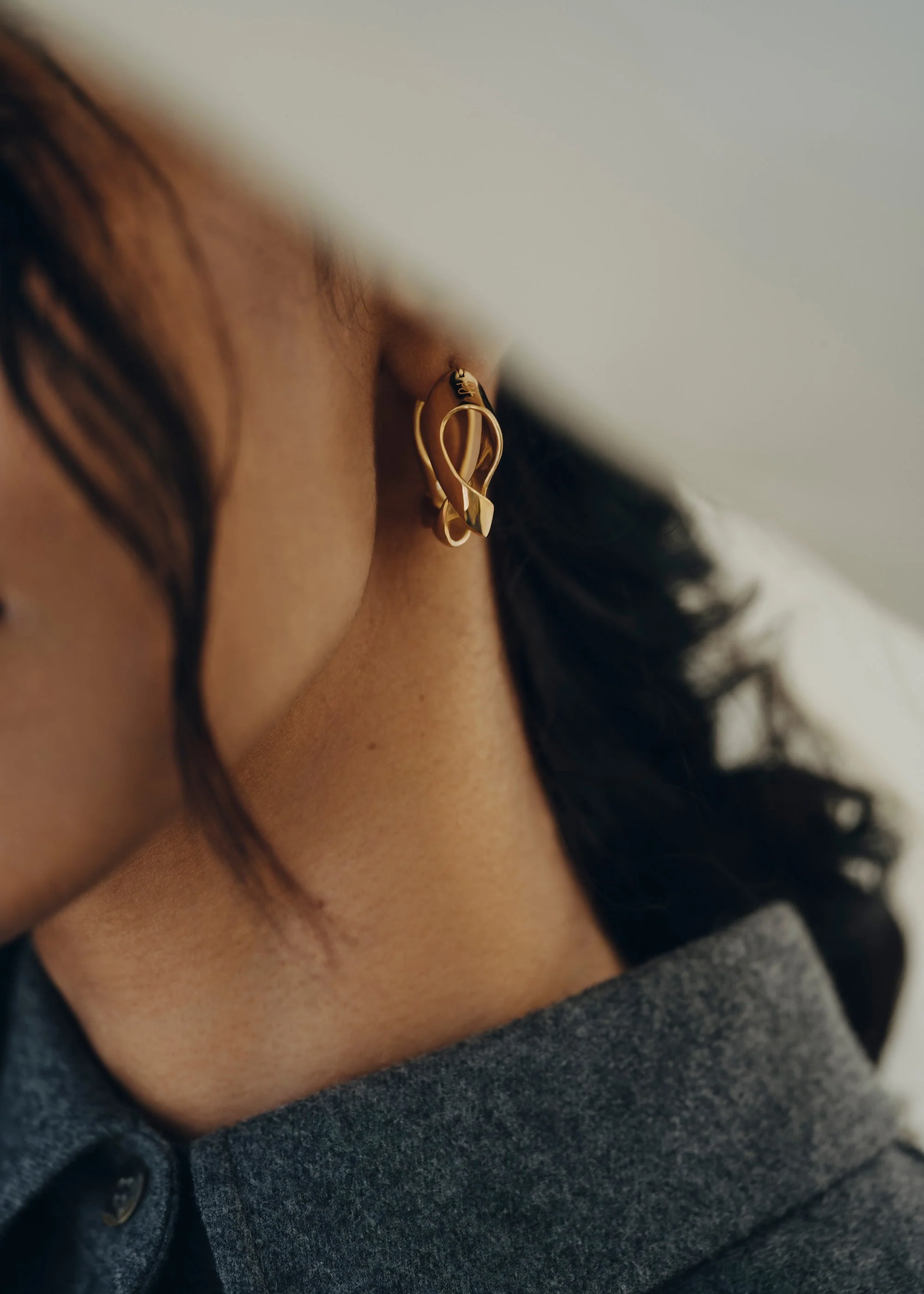 Éole Wavy Hoop Earrings - 24 carat gold gilded - Image 4